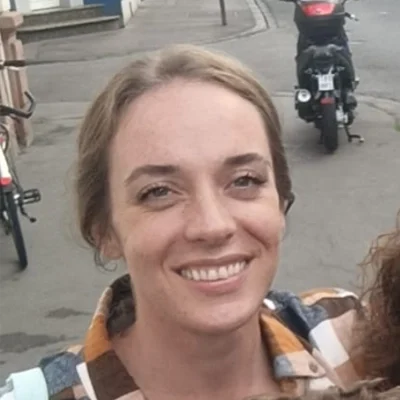 Headshot of massage therapist, Laura Lloyd-Owen